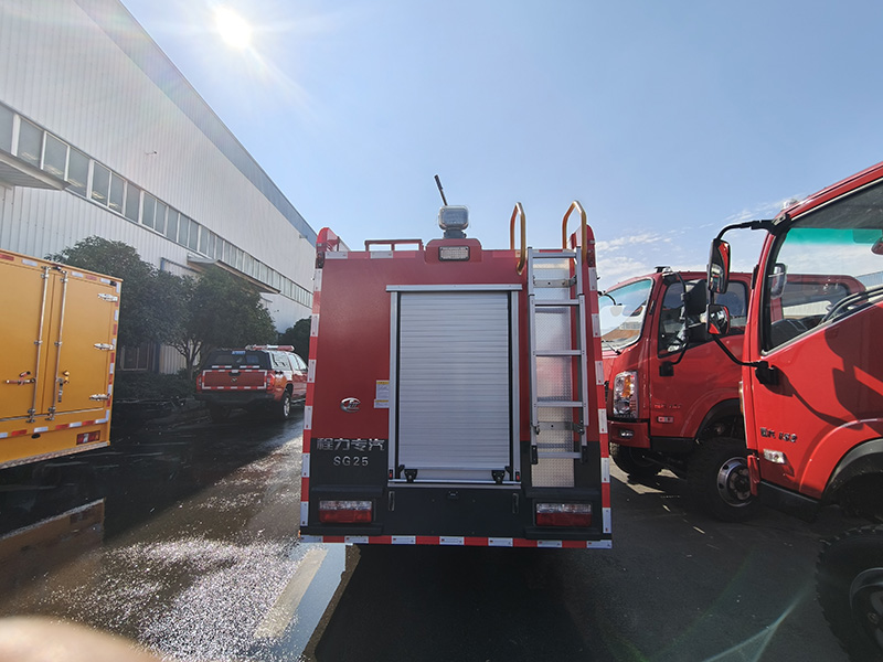 小多利卡2.5噸水罐消防車(chē)