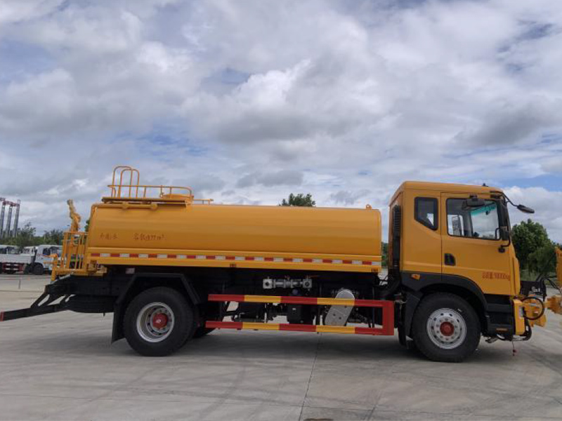 東風D9城市護欄清洗車