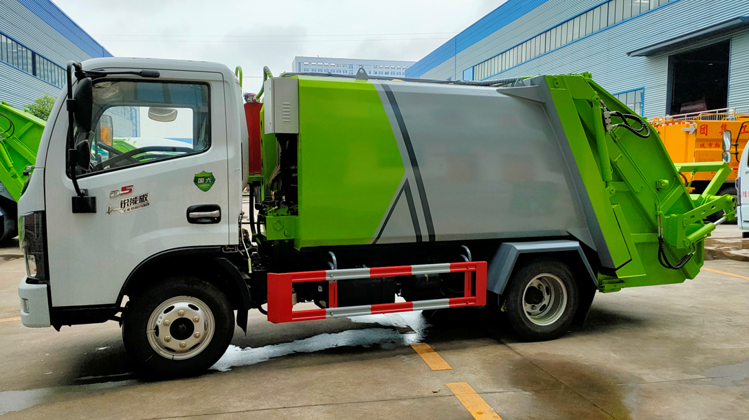 東風多利卡5立方藍牌壓縮垃圾車