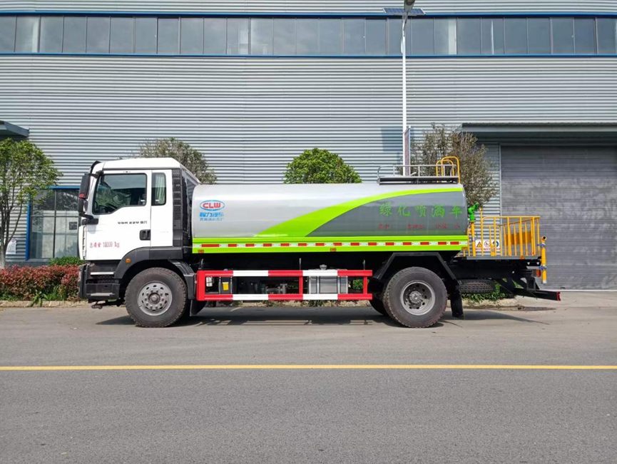 重汽汕德卡13.6方綠化噴灑車(chē)