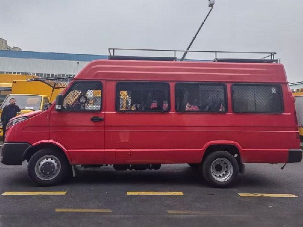 國六依維柯10~17座運兵車